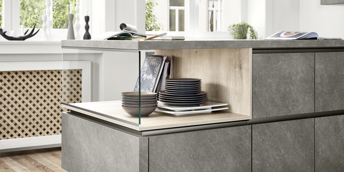 Betoneffecten voor keukenfronten en werkbladen zijn er in uiteenlopende kleurtinten   van wit beton, grijs en leisteengrijs tot zwart beton. 